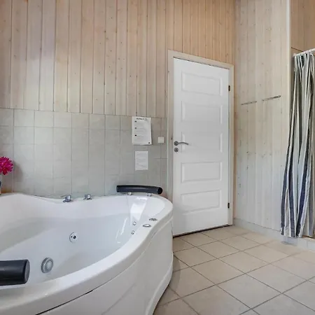 4 Bedroom Lovely In Vaeggerlose *